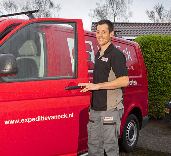 Medewerker met busje van Van Eck Transport